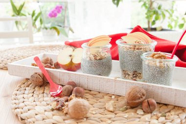 Chia puding taze meyve ile