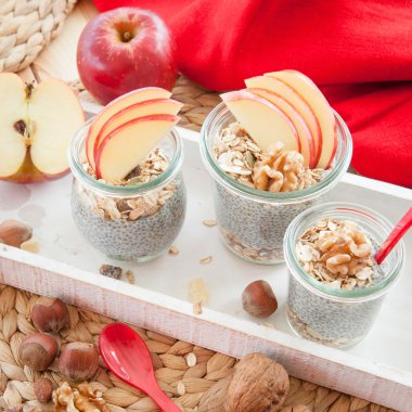 Chia puding taze meyve ile