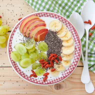 Taze meyve ile güler yüzlü kase