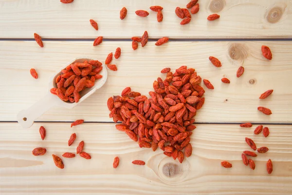 Goji Beeren rustik backgorund üzerinde
