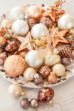 Noel ağacını süsler bronz tonlarında