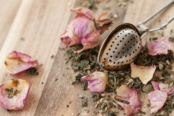 バラの花びらとお茶 — ストック写真