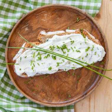 Çavdar ekmeği krem peynir ile