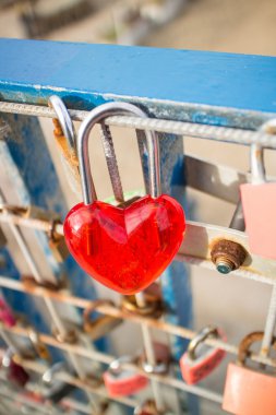 Heartshape içinde kırmızı asma kilit