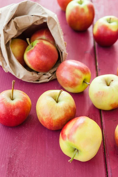 Manzanas frescas en bolsa de papel — Foto de Stock