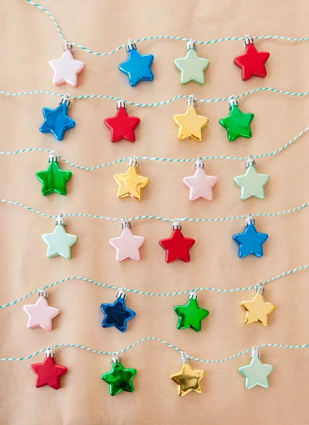 Estrellas coloridas sobre papel marrón —  Fotos de Stock