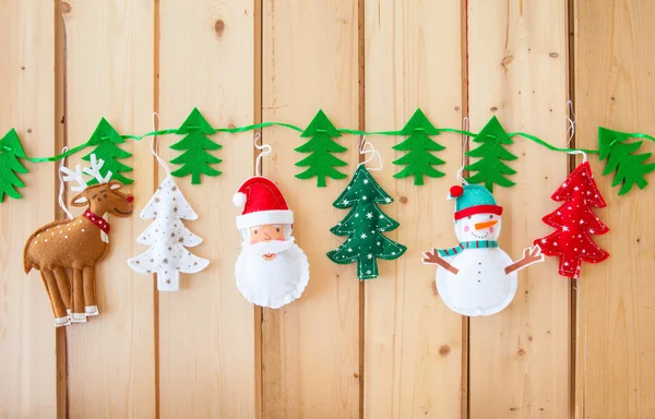 Guirnalda con decoraciones de Navidad de fieltro —  Fotos de Stock