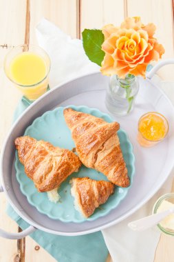 Kahvaltıda taze kruvasan.