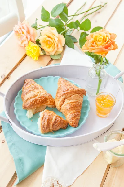 Verse croissants voor het ontbijt — Stockfoto
