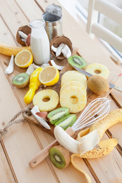 Frutos frescos e leite de coco — Fotografia de Stock