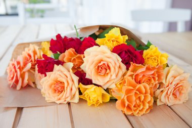 Sarı, kırmızı ve pembe renkli gül