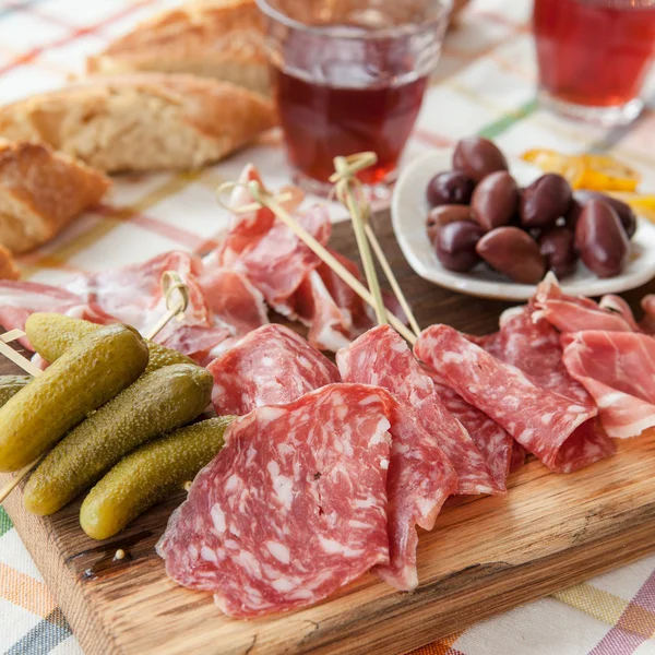 Selectie van hammen en salami — Stockfoto