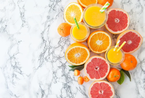 新鮮な柑橘系の果物から作られたジュース — ストック写真