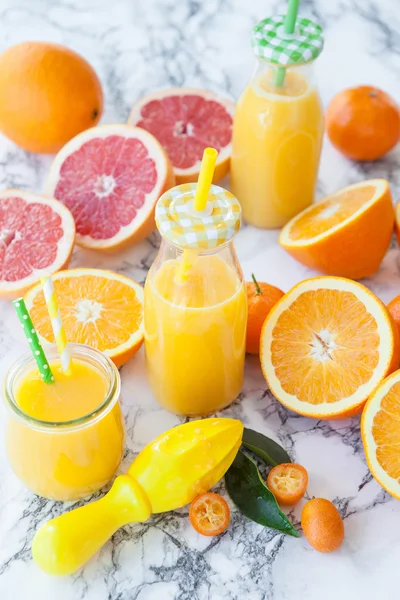 成的新鲜柑橘汁 — 图库照片