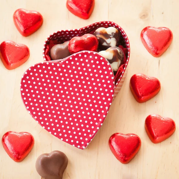 Färgglada choklad hjärtan — Stockfoto