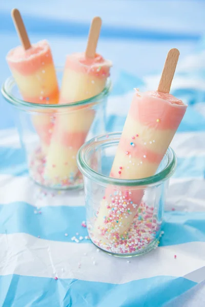 Domácí zmrzlina nanuky — Stock fotografie