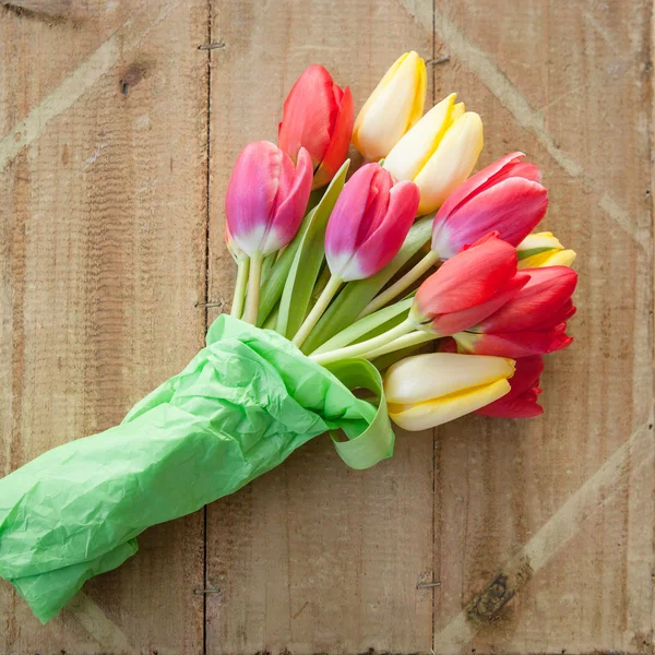 Friske tulipaner på træbaggrund - Stock-foto