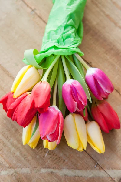 Tulipes fraîches sur fond en bois — Photo