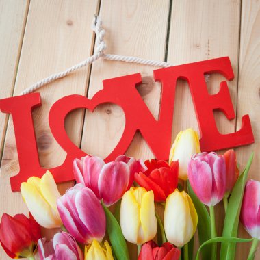 Rustik ahşap arka plan üzerinde seviyorum