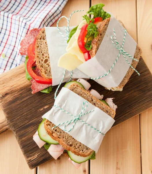 Sanduíches com presunto e salame — Fotografia de Stock