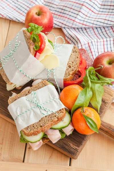 ハムとサラミのサンドイッチ — ストック写真