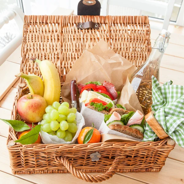 Filled picnic basket — Stock Photo, Image