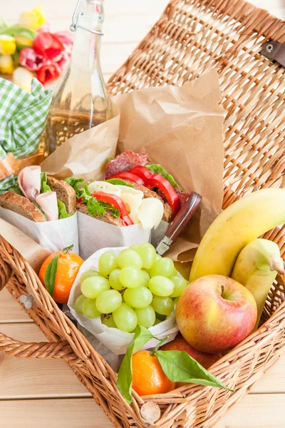 Filled picnic basket — Stock Photo, Image