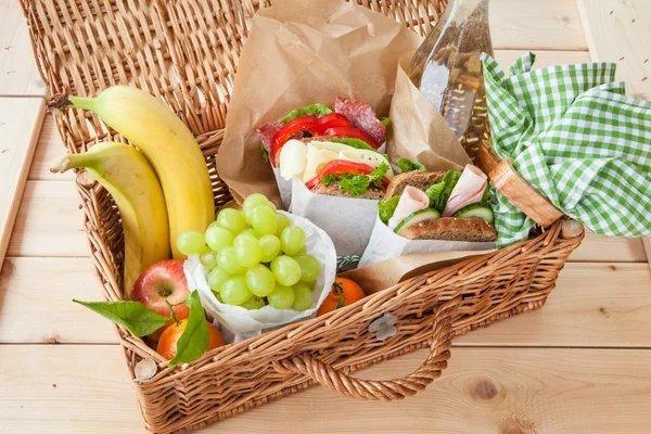 Filled picnic basket — Stock Photo, Image