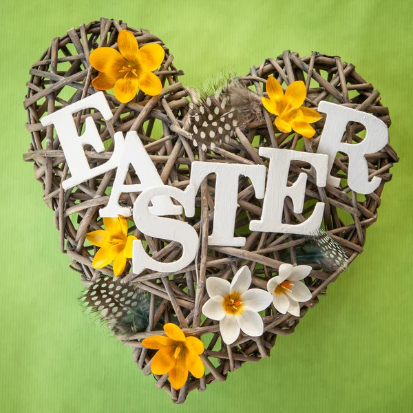 Hjärtat gjorde från grenar med Krokus blommor — Stockfoto