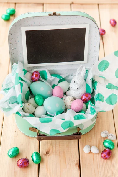 Mała walizka z Wielkanoc gniazdo — Zdjęcie stockowe