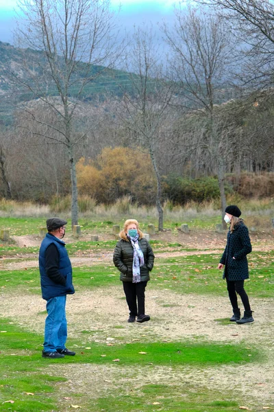 Três Pessoas Conversando Parque Com Uma Máscara Protetora Distância Social — Fotografia de Stock