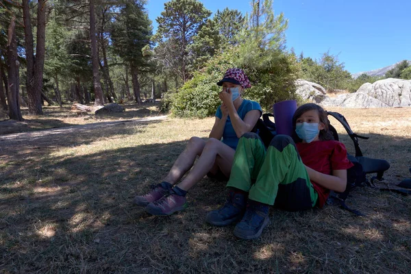 Familia Dos Personas Que Relajan Bosque Mientras Caminan Usan Máscara — Foto de Stock