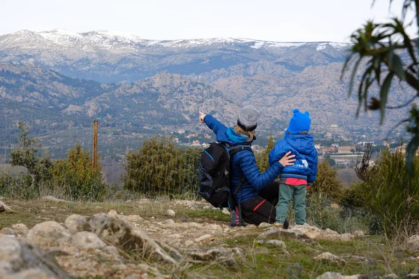 Mamá Haciendo Una Ruta Trekking Con Hijo Enseñándole Sobre Naturaleza — Foto de Stock