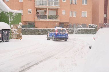 Manzanares El Real, Madrid, İspanya, 09 Ocak 2021. Kar fırtınası, sokakta polis arabası