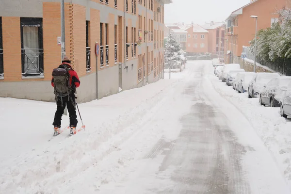 Manzanares Real Madrid España Enero 2021 Tormenta Nieve Esquiador Calle — Foto de Stock