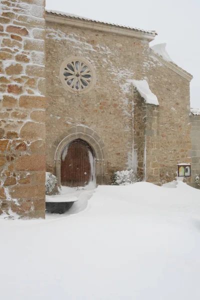 Manzanares Real マドリード スペイン 2021年1月9日 雪の嵐雪の教会の扉 — ストック写真