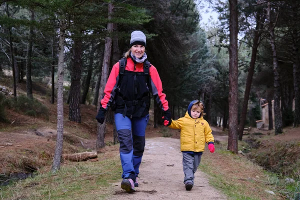 Madre Con Hijo Caminando Bosque Con Ropa Abrigo — Foto de Stock