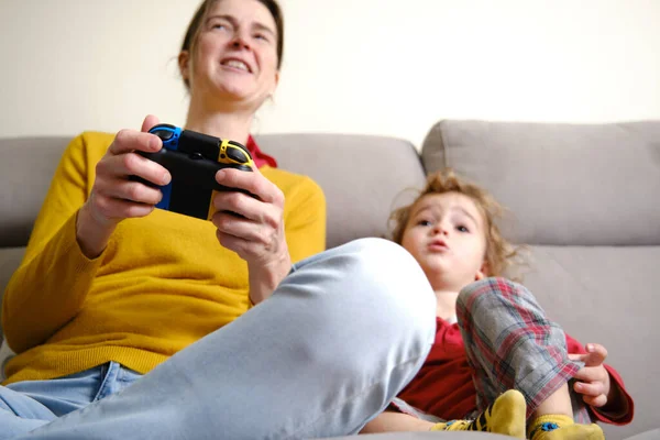 Primo Piano Una Famiglia Che Gioca Videogiochi Casa — Foto Stock