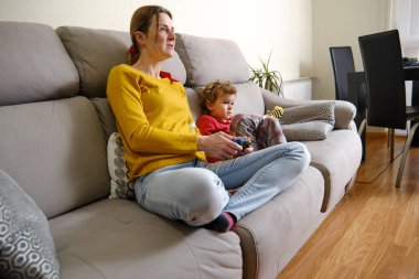 Anne ve Oğlu Video Oyunları Oynarken Odaklanıyor