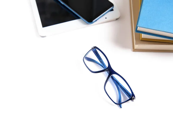 Kitap e-kitaba karşı. Beyaz arka planda izole edilmiş gözlük, kitap ve e-kitaplar. Kağıt kitaplarla e-öğrenme aletleri arasında bir seçim yap. Modern eğitim kavramı