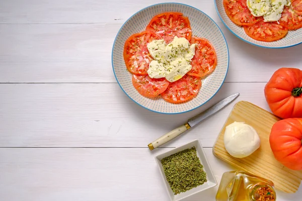 Domates ve mozzarella salatasının en üst görüntüsü..