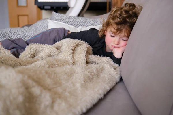 Niño Pequeño Con Cabeza Rubia Durmiendo Sofá — Foto de Stock