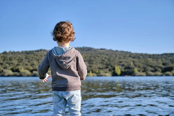 Niño Primavera Pie Lago — Foto de Stock