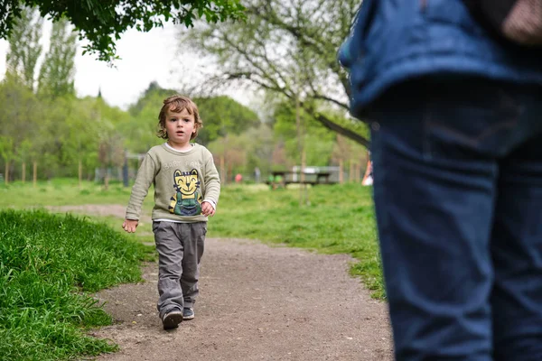 Niño Pequeño Camina Hacia Madre Parque — Foto de Stock