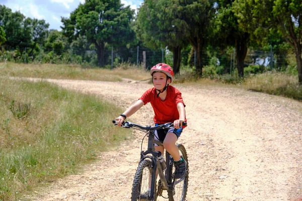 Samotny Chłopiec Rowerze Wsi — Zdjęcie stockowe