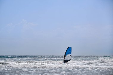 Tanımlanamayan kişi rüzgar sörfü yapıyor.