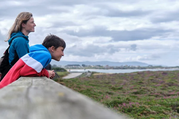 Familia Monoparental Disfrutando Del Paisaje Vacaciones — Foto de Stock