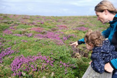 Anne oğluyla birlikte doğayı keşfediyor..