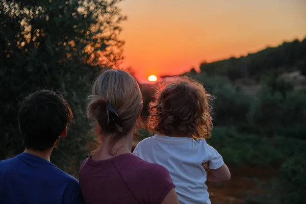 Madre Hijos Mirando Atardecer — Foto de Stock