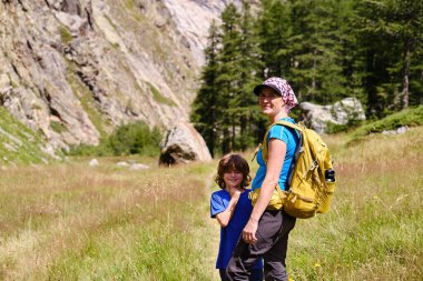 Oğluyla dağ yolunda bir annenin portresi, İtalyan Alpleri.
